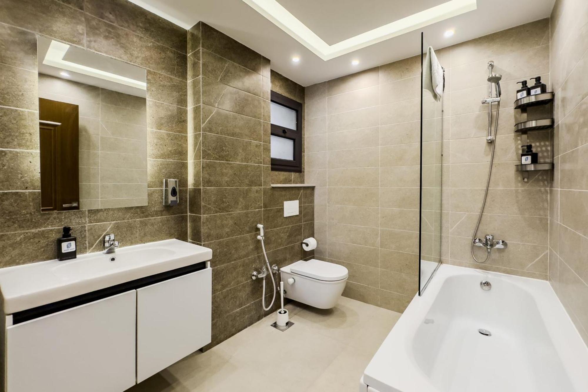 Ample & Artistic 2bdr 5 Min To Cai Airport Appartement