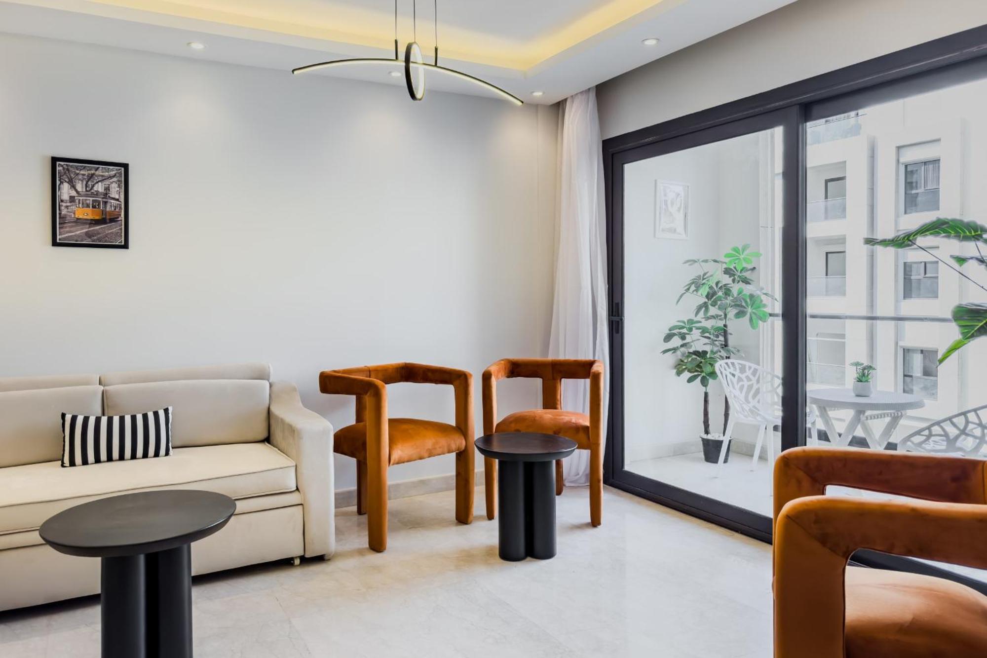 Ample & Artistic 2bdr 5 Min To Cai Airport Appartement