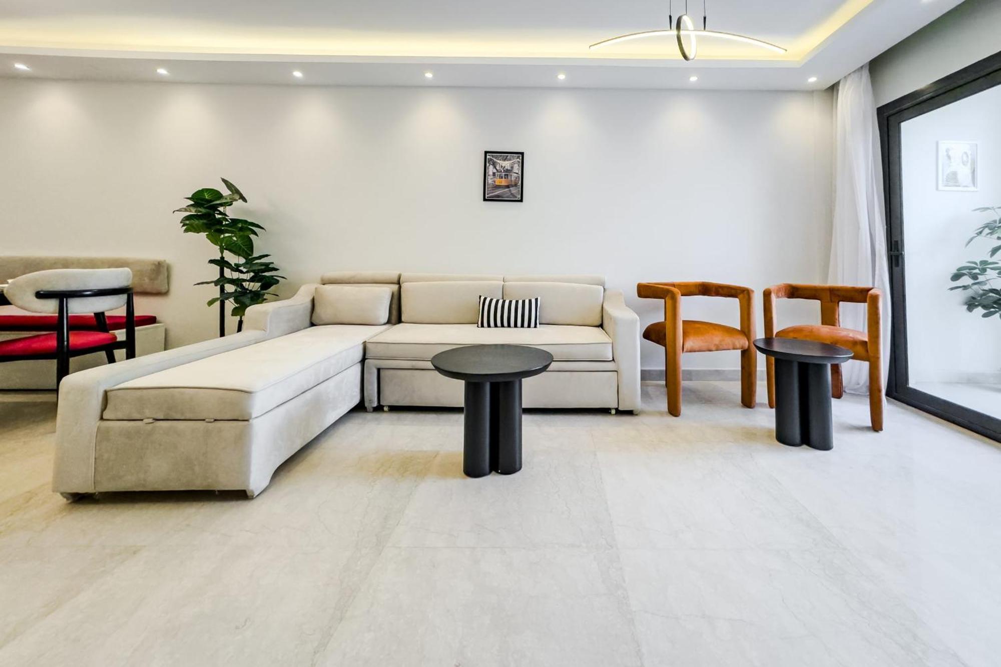 Ample & Artistic 2bdr 5 Min To Cai Airport