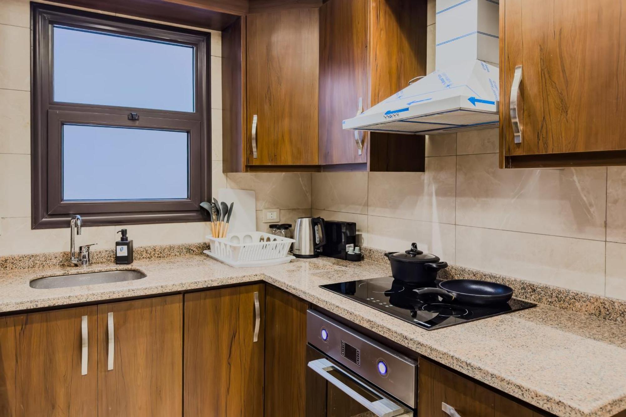 Ample & Artistic 2bdr 5 Min To Cai Airport Appartement